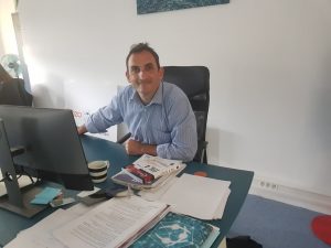 Idriss, Président Fondateur, bah euh... il travaille, quoi