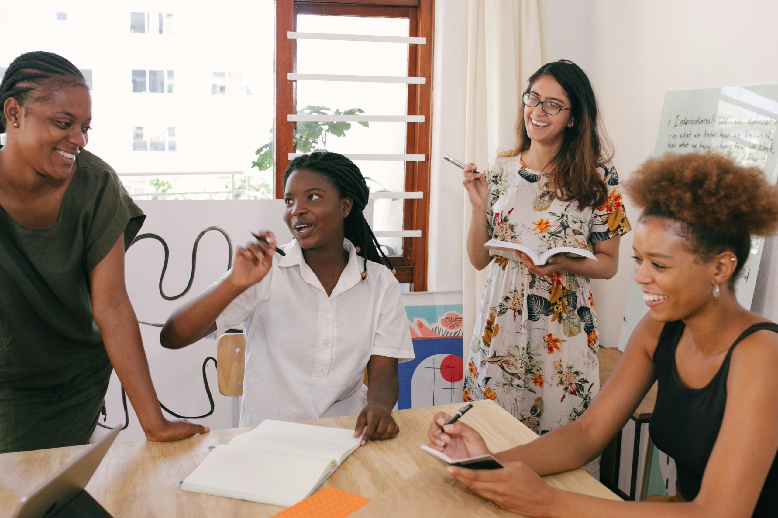 Collègues en train de travailler et discuter