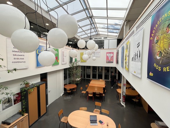 Atrium : 40 places assises, 100 places debout