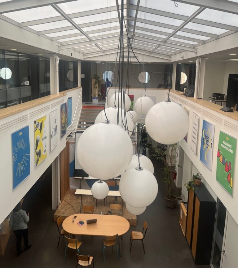 Atrium : 40 places assises, 100 places debout