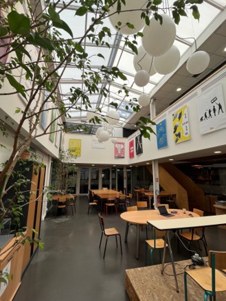 Atrium : 40 places assises, 100 places debout