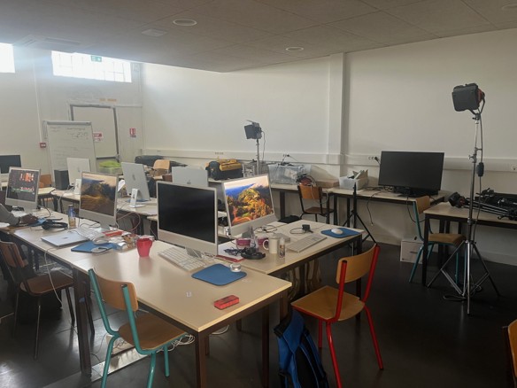 Salle : 25 places avec rétroprojecteur
