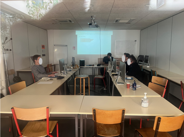 Salle : 25 places avec rétroprojecteur