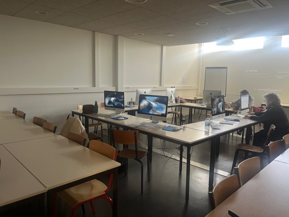 Salle : 25 places avec rétroprojecteur